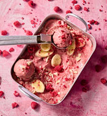 Pinkes Bananensplit-Eis