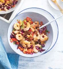 Ensalada estilo tailandés con salsa de cacahuetes