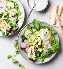 Salada de pepino e abacate com molho "green goddess"