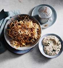 Curly fries with garlic sauce (Thermomix® Spiralizer)