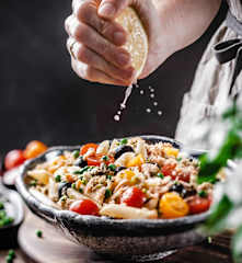 Sałatka z makaronu z pstrągiem i warzywami