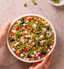 Insalata di bulgur con ceci, pomodorini, fagiolini e cipollotti