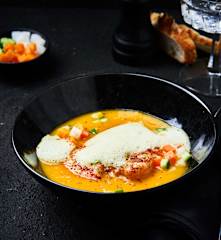 Soupe orientale au potiron, crevettes géantes et mousse au curry