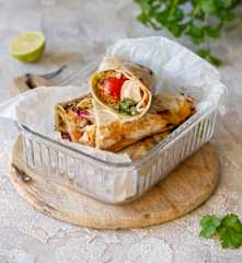 Burrito z kurczakiem i pico de gallo