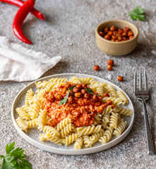 Makaron z paprykowym sosem i chrupiącą ciecierzycą