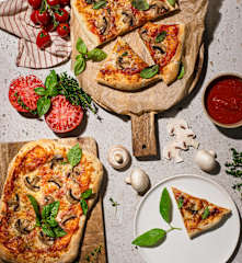 Pizza na dwie blachy z sosem pomidorowym i mozzarellą