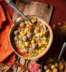 Sauerkrauttopf mit Kartoffeln und Hackbällchen