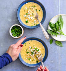 Œufs brouillés aux herbes, flocons d’avoine et feta