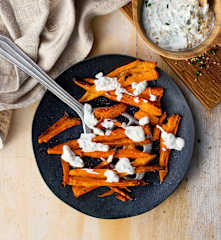 Smashed Carrots mit Sesam-Joghurt-Creme