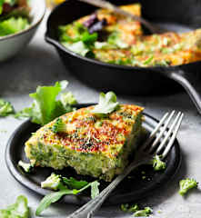 Tortilla con brócoli dorado y queso