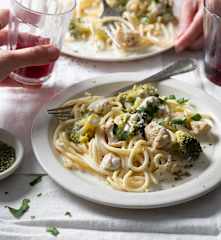Brokoli, Tavuk ve Labneli Spagetti