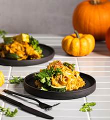 Makaron ryżowy z lekkim sosem dyniowym i tofu