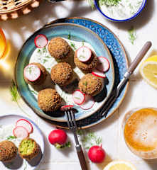 Bocaditos de falafel en salsa de yogur con limón y eneldo
