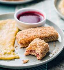 Dacquoise citron-fruits rouges façon poisson pané