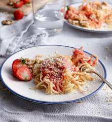 Spaghetti di mele con salsa alle fragole