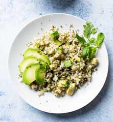 Ensalada de arroz con hierbas aromáticas, frutos secos y aguacate