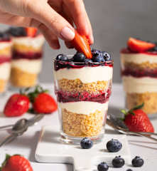 Deser z resztek ciasta à la trifle