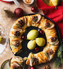 Corona de hojaldre, pera y gorgonzola