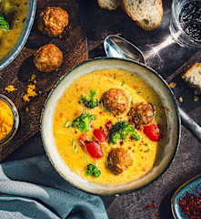 Pikanter Käse-Eintopf mit Hackbällchen