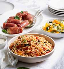 Menú: Espaguetis en salsa con avellanas. Solomillos de pollo con jamón y verduras