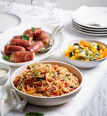 Menú: Espaguetis en salsa de nueces y rollitos de jamón con verduras