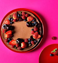Tarta de chocolate con leche y frutos rojos