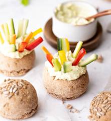 Panecillos integrales con dip de queso y crudités