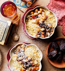 Couscous mit Nüssen und Kokos (كوسكوس الحلو بالمكسرات وجوز الهند والسكر البودرة)