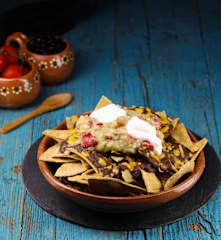 Nachos con frijoles y guacamole