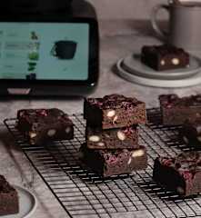 Buharda Pişen Vişneli Brownie