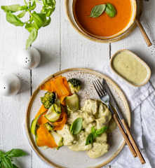 Zupa krem z pomidorów i kurczak w sosie pesto