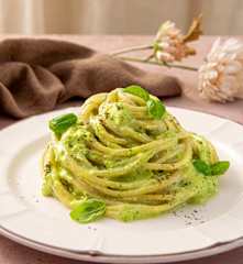 Spaghetti con pesto di zucchine e avocado