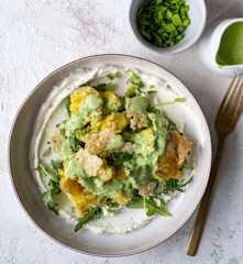 Chrupiąca sałatka ziemniaczana z ubijaną fetą