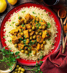 Cuscús marroquí de pollo con limón y aceitunas