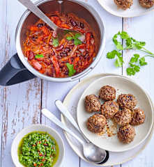 Boulettes de bœuf sauce chimichurri, ragoût de haricots rouges et poivrons
