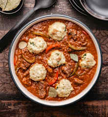 Gulasz wołowy z knedlami z czerstwego pieczywa