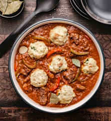 Goulash de boeuf et boulettes de pain