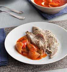 Palometa con salsa de tomate y pimientos