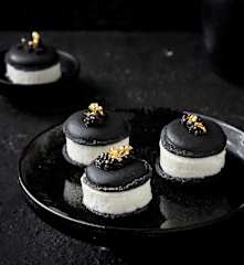 Macarons salés à la mousse de chou-fleur et au caviar