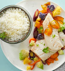 Peixe ao vapor com arroz e legumes