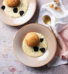 Soufflé de parmesano con fondue de puerros y trufa