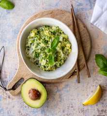 Makaron shirataki (konjac) w sosie z pesto z awokado