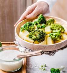 Brokolice s bramborami a sýrovou omáčkou