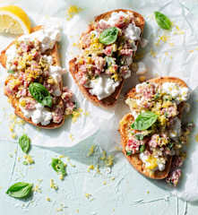 Bruschetta de encurtidos y fuet