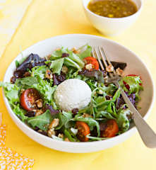 Ensalada con helado de queso roquefort y vinagreta de nueces