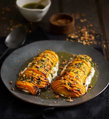 Abóbora assada com creme de hortelã e azeite de ervas aromáticas e avelã