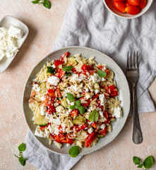 Sałatka z makaronem orzo, serem feta i warzywami