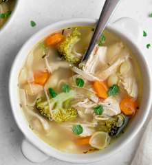 Sopa de pollo y limón asado