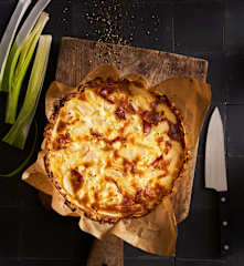 Quiche de aipo com alho-francês, pera, presunto e feta