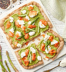 Pizza integrale con crema di asparagi, mascarpone e salmone affumicato